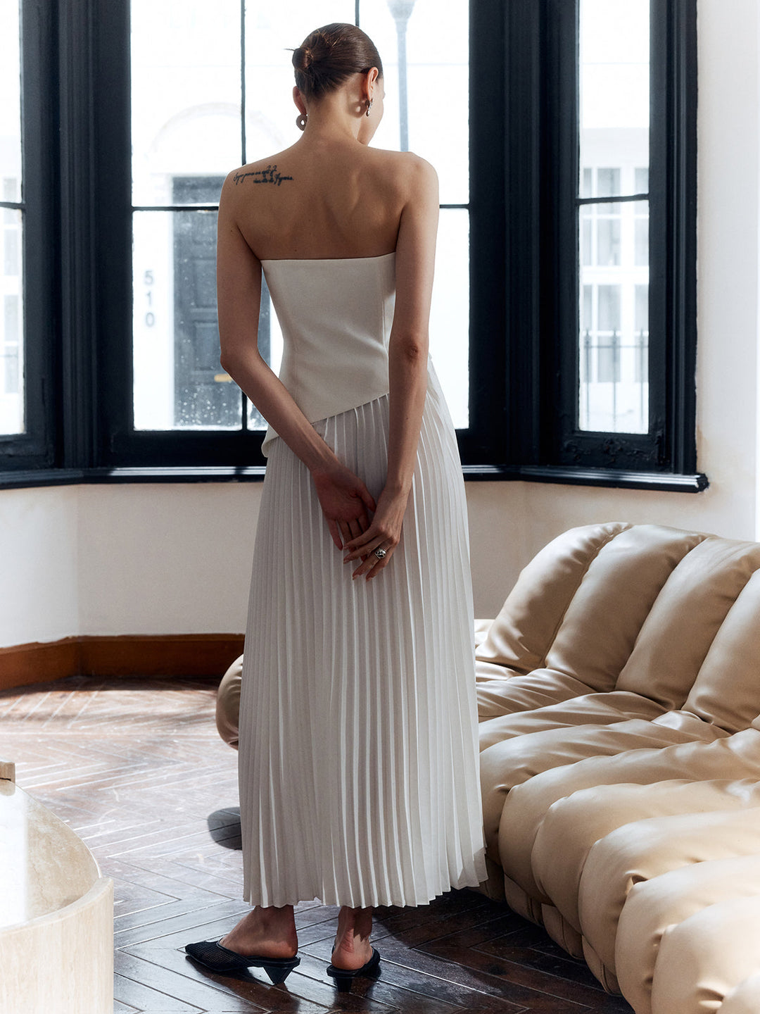 Iolanthe | Damen trägerloses, plissiertes Maxikleid – Weiß – Bild 3