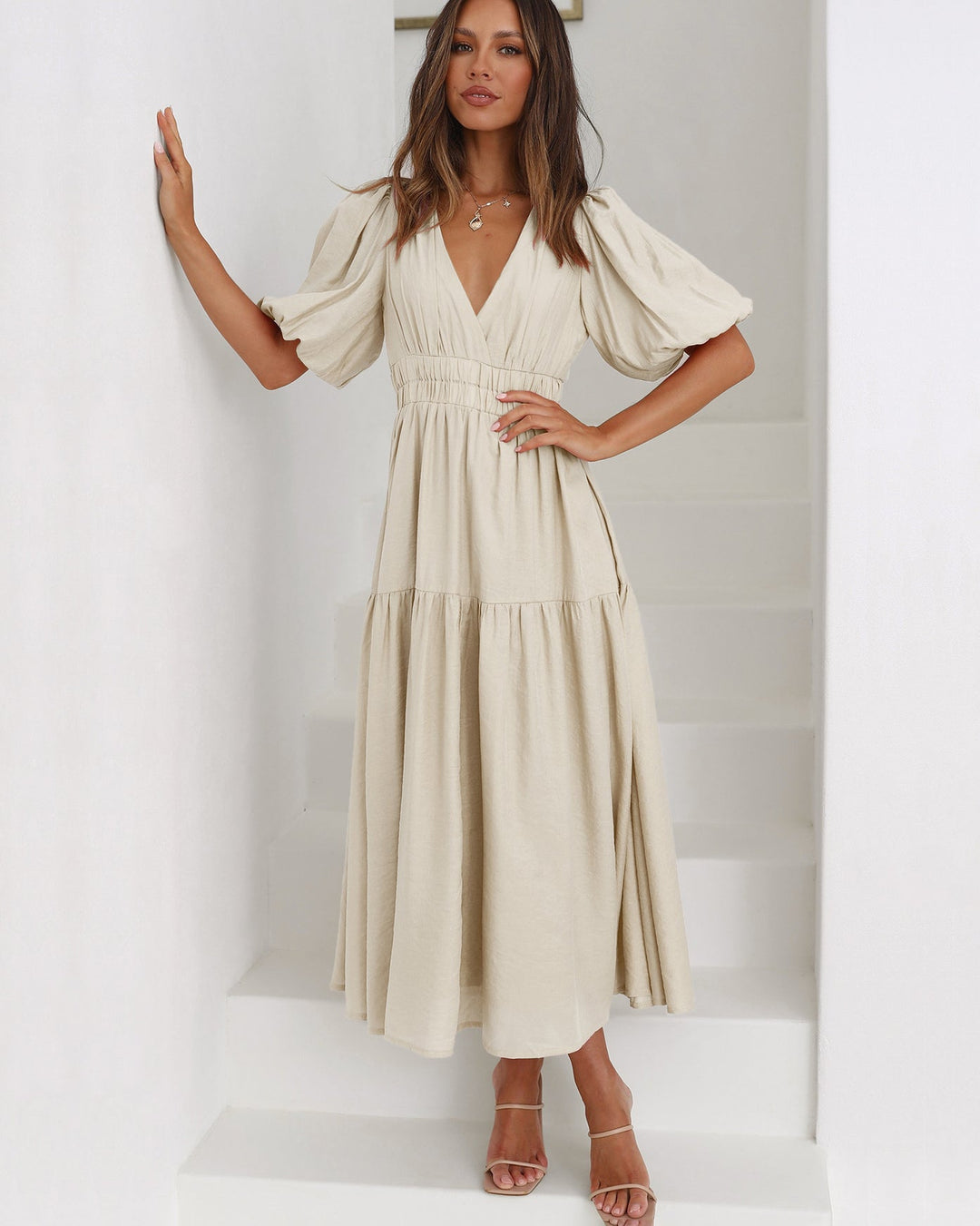 Lysandra | Damen Midi-Kleid mit V-Ausschnitt und Puffärmeln – Schwarz – Bild 3