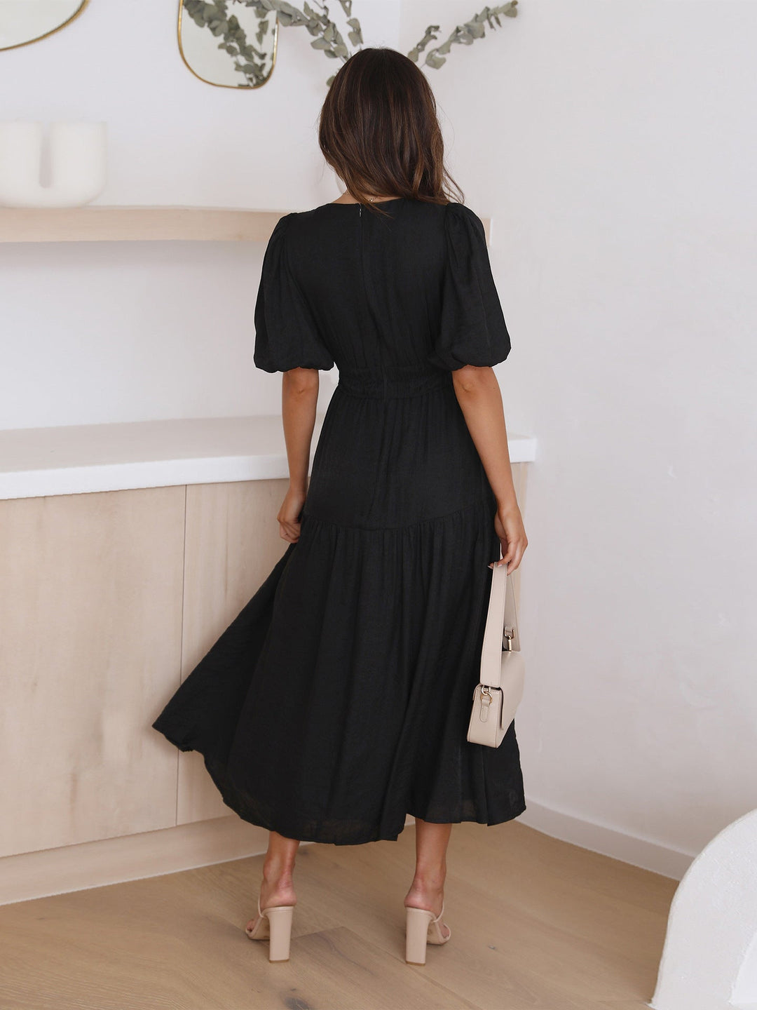 Lysandra | Damen Midi-Kleid mit V-Ausschnitt und Puffärmeln – Schwarz – Bild 9