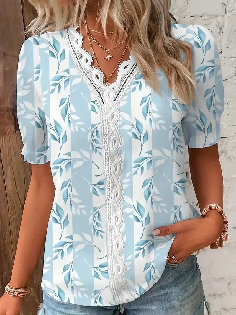Minerva | Damenbluse mit Blumenmuster, V-Ausschnitt und Spitzen-Details – Hellblau – Bild 1
