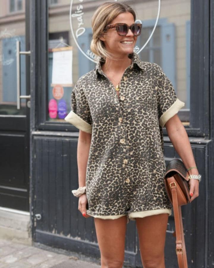 Rosalind | Damen Jumpsuit mit Leopardenmuster und kurzen Ärmeln – Bild 3